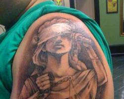 Татуировка фемиды на спине у женщин